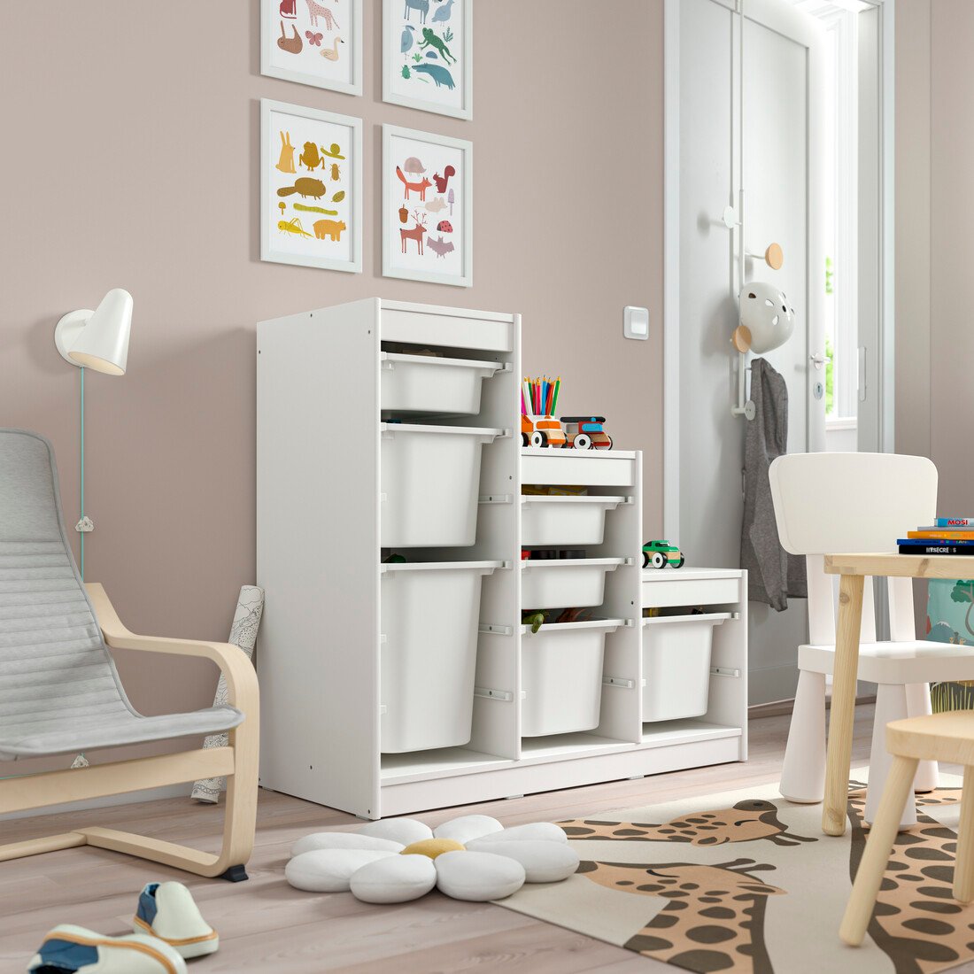 Solusi penyimpanan fleksibel rumah minimalis menggunakan rak TROFAST putih modular dari IKEA di kamar anak.
