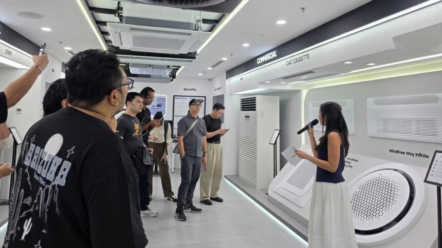 Presentasi teknologi pendingin udara Bespoke AI WindFree Pro dan sistem HVAC Samsung di Samsung Business Experience Studio Hanoi