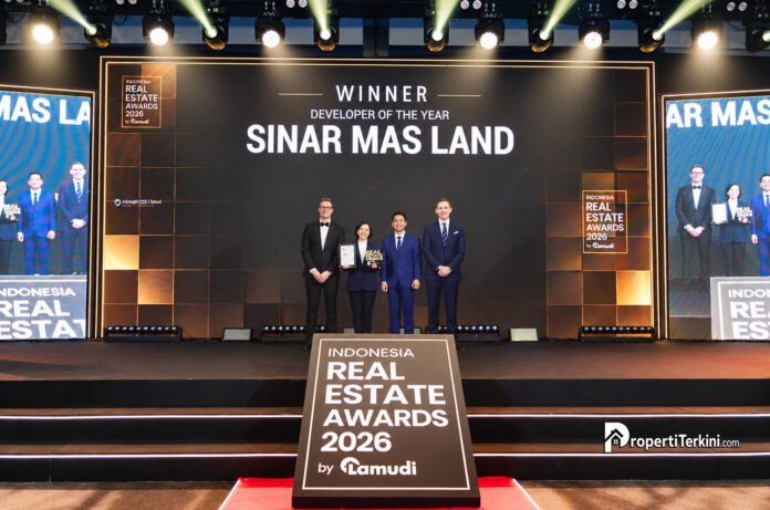 Penyerahan penghargaan Developer of the Year kepada Ariani Ratna Hadioetomo dari Sinar Mas Land dalam ajang Indonesia Real Estate Awards 2026 di The Langham, Jakarta.