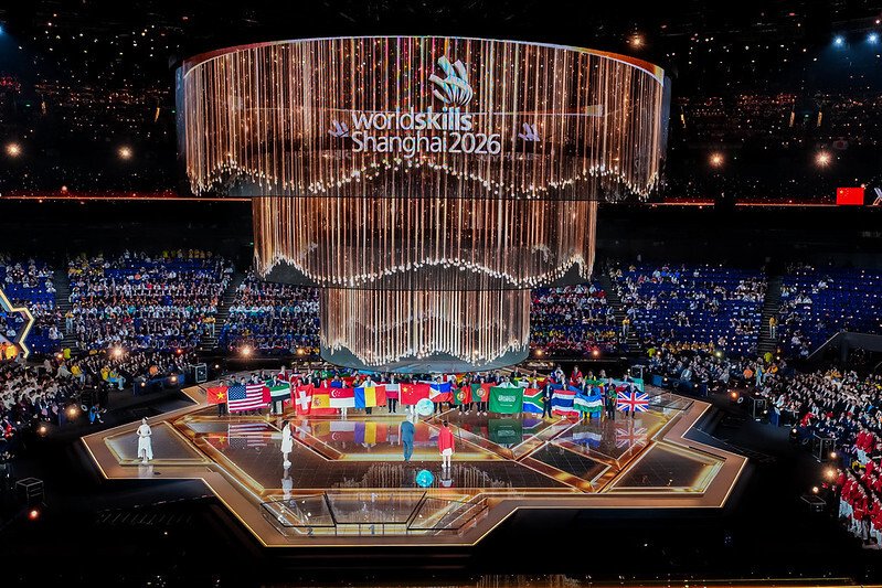 Kemegahan panggung pembukaan WorldSkills Shanghai 2026 yang menunjukkan komitmen LIXIL perkuat tenaga kerja terampil global.