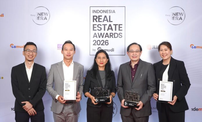 alam sutera group raih indonesia real estate awards 2026 Perwakilan direksi dan manajemen Alam Sutera Group memegang trofi penghargaan dalam ajang Indonesia Real Estate Awards 2026 by Lamudi