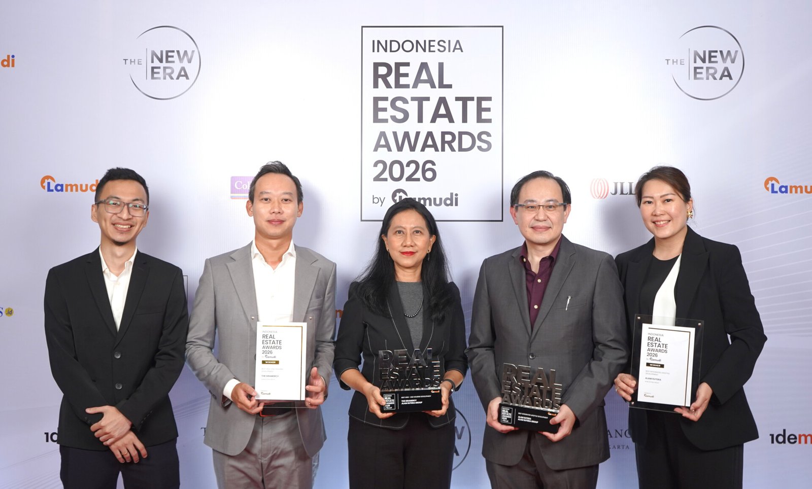 Perwakilan direksi dan manajemen Alam Sutera Group memegang trofi penghargaan dalam ajang Indonesia Real Estate Awards 2026 by Lamudi