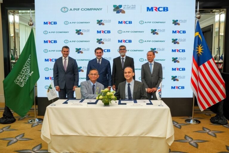 CEO RUA AlHaram AlMakki Bambang Kajairi dan Managing Director MRCB Dato Imran Salim menandatangani investasi properti Makkah kawasan TOD King Salman Gate.