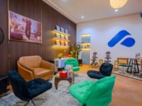Area lounge Pinhome dengan furnitur nyaman dan penataan interior yang menggambarkan tren hunian wellness untuk relaksasi.
