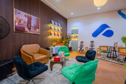 Area lounge Pinhome dengan furnitur nyaman dan penataan interior yang menggambarkan tren hunian wellness untuk relaksasi.