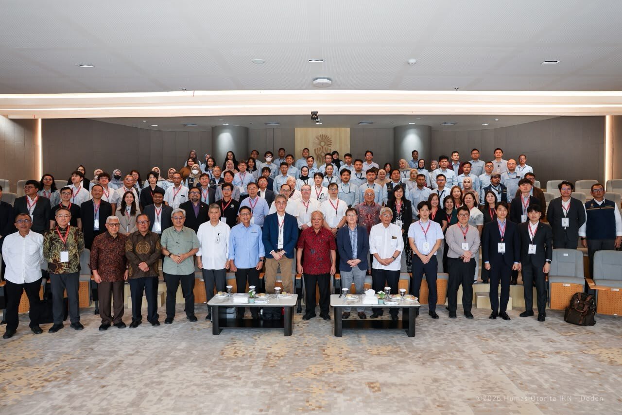 Foto bersama Kepala Otorita IKN Basuki Hadimuljono dan delegasi The 127th REAAA Governing Council Meeting saat meninjau pembangunan IKN Nusantara
