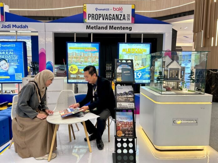 Pengunjung sedang berdiskusi dengan perwakilan pengembang Metland Menteng di pameran rumah rp500 jutaan di bekasi PropVaganza 2026 Pakuwon Mall