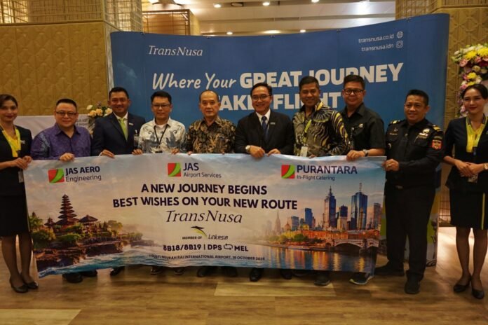 Perwakilan TransNusa dan mitra bandara dalam peluncuran rute TransNusa Melbourne–Bali di Bandara Internasional I Gusti Ngurah Rai.