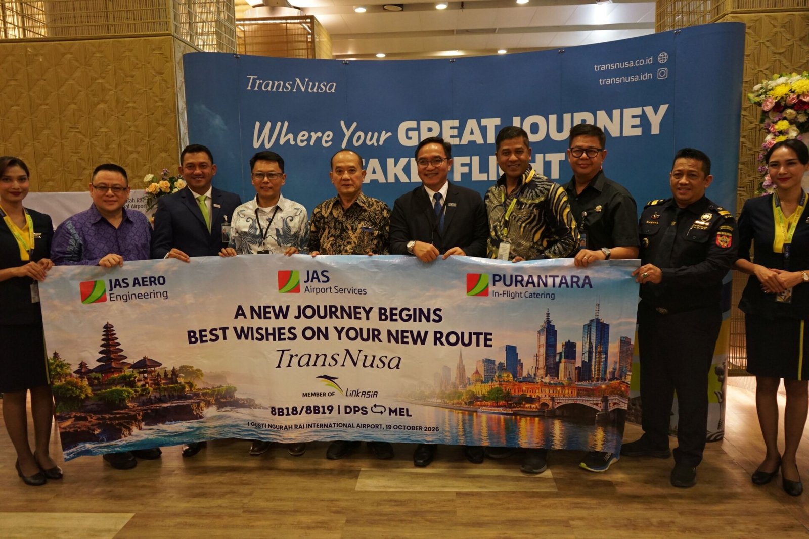 Perwakilan TransNusa dan mitra bandara dalam peluncuran rute TransNusa Melbourne–Bali di Bandara Internasional I Gusti Ngurah Rai.