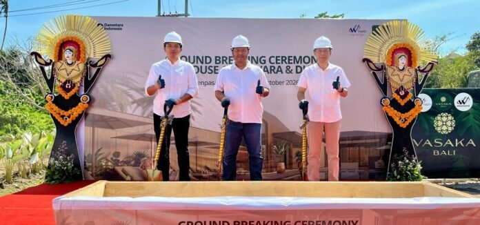 Tiga eksekutif PT Waskita Karya Realty memegang sekop saat prosesi groundbreaking pembangunan Club House Vasaka Bali di Denpasar.