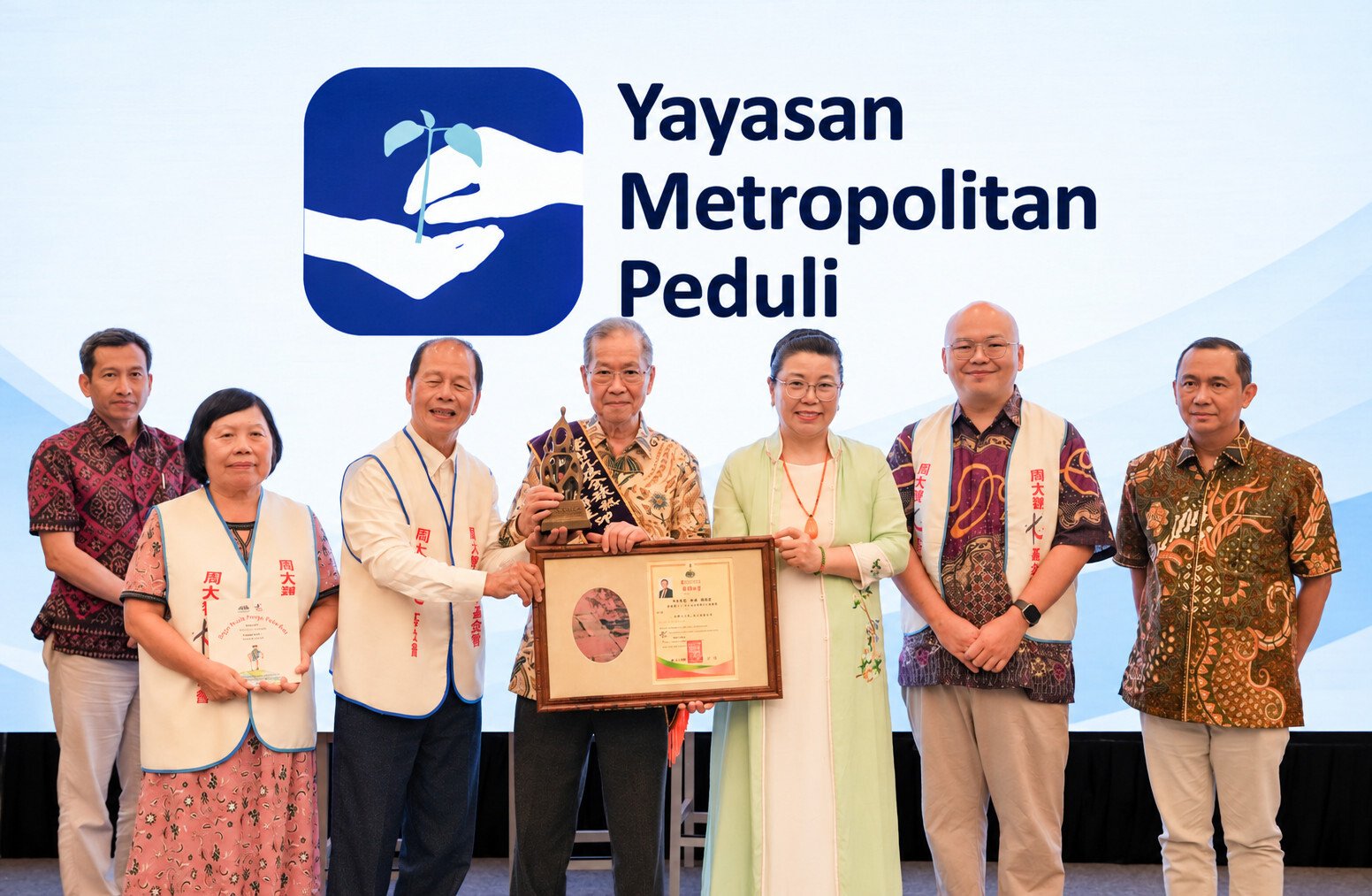 Filantropi Pendiri Metland Nanda Widya menerima piala dan piagram penghargaan 29th Fervent Global Love of Lives Award di Bekasi.