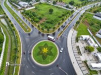 Konektivitas boulevard internal Paramount Petals dengan bundaran lanskap hijau yang mempermudah mobilitas warga