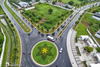 Konektivitas boulevard internal Paramount Petals dengan bundaran lanskap hijau yang mempermudah mobilitas warga