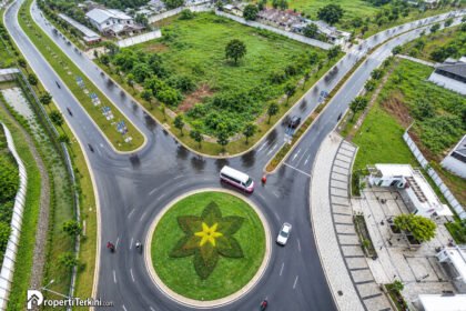 Konektivitas boulevard internal Paramount Petals dengan bundaran lanskap hijau yang mempermudah mobilitas warga