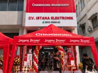 Tampak depan gerai perdana Changhong Brandshop CV Istana Elektronik di Palembang dengan tenda peresmian merah bertuliskan Changhong Langgeng Bersama.