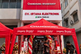 Tampak depan gerai perdana Changhong Brandshop CV Istana Elektronik di Palembang dengan tenda peresmian merah bertuliskan Changhong Langgeng Bersama.