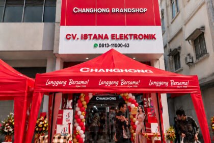 Tampak depan gerai perdana Changhong Brandshop CV Istana Elektronik di Palembang dengan tenda peresmian merah bertuliskan Changhong Langgeng Bersama.