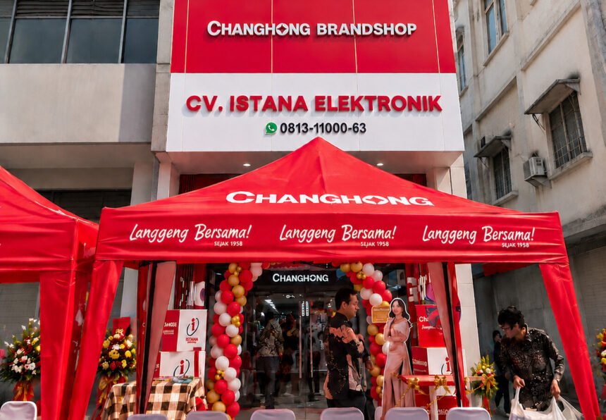 Tampak depan gerai perdana Changhong Brandshop CV Istana Elektronik di Palembang dengan tenda peresmian merah bertuliskan Changhong Langgeng Bersama.