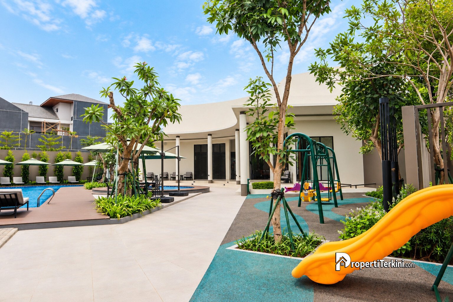 Fasilitas clubhouse dan area kolam renang di klaster Grand Pasadena Village Paramount Gading Serpong. 