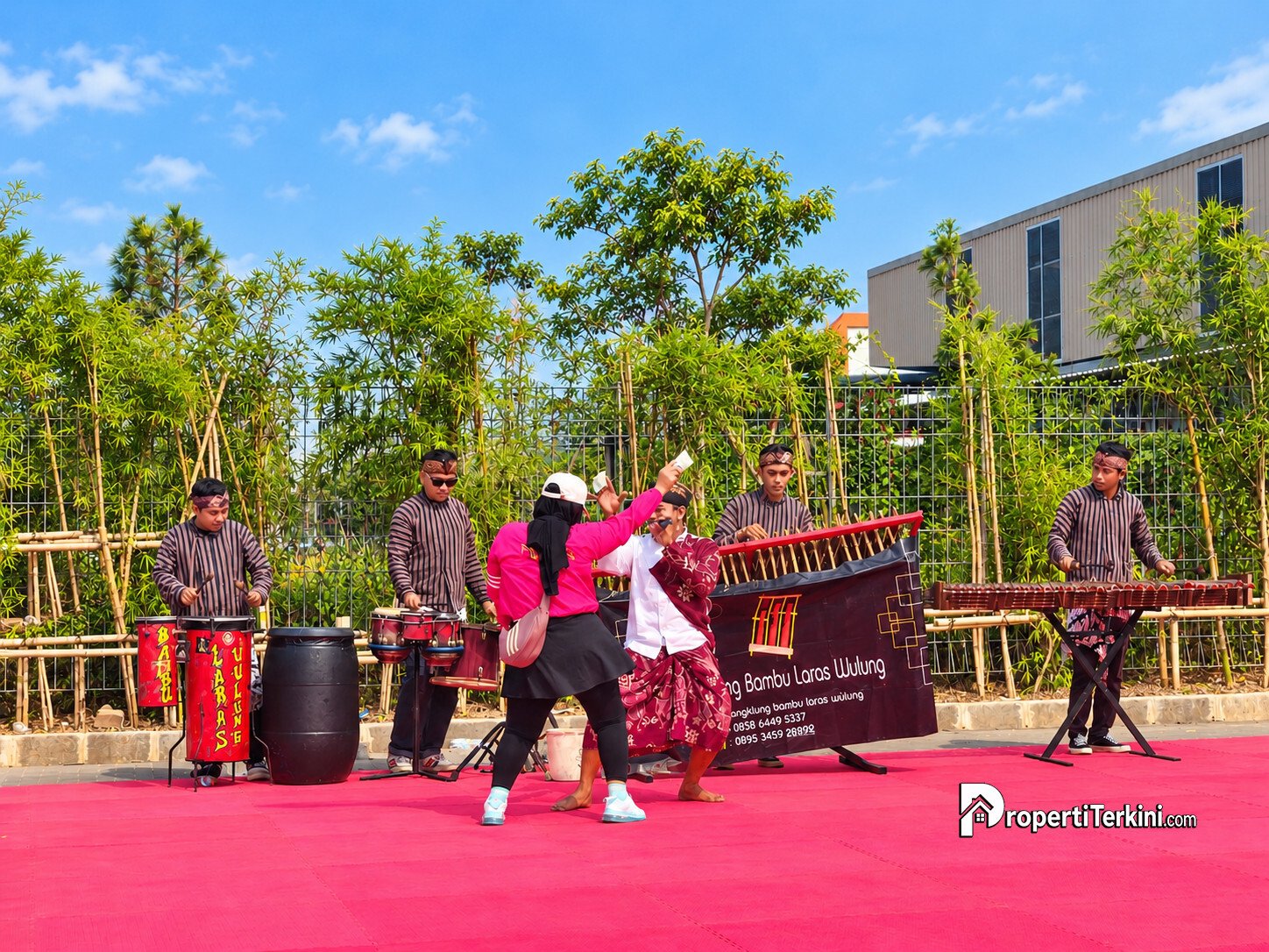Petals Urban Market Paramount Petals menampilkan pertunjukan angklung oleh komunitas angklung bambu laras wulung.