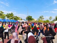 Petals Urban Market Paramount Petals menghadirkan kegiatan senam bersama yang diikuti warga dan pengunjung.