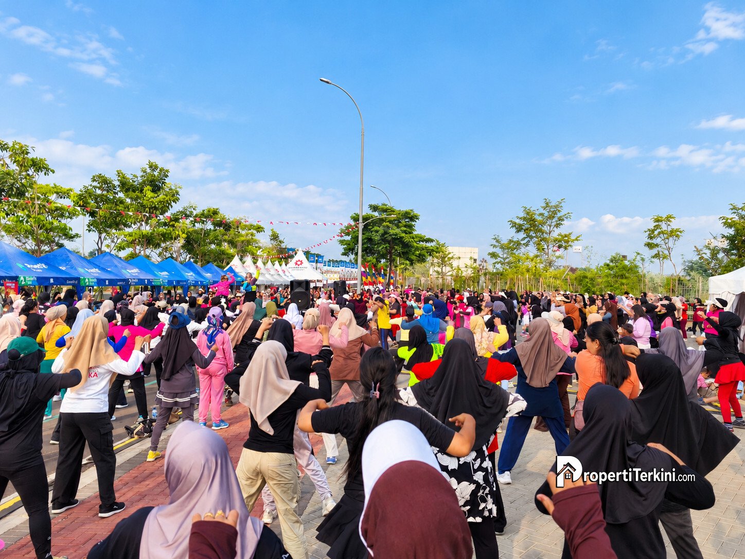 Petals Urban Market Paramount Petals menghadirkan kegiatan senam bersama yang diikuti warga dan pengunjung.