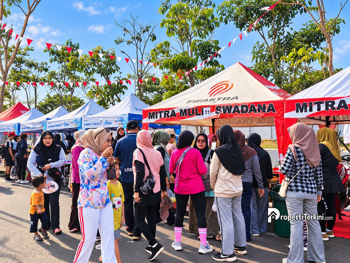 Petals Urban Market Paramount Petals menghadirkan bazaar UMKM dengan stan produk dan jajanan yang dikunjungi warga.