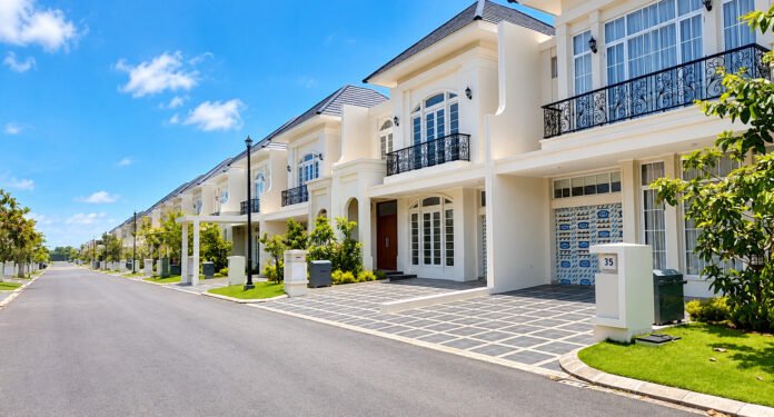 rumah-mewah-summarecon-mutiara-makassar-pasar-properti-2026 Deretan rumah mewah dua lantai bergaya klasik modern di kawasan Summarecon Mutiara Makassar dengan lanskap yang rapi